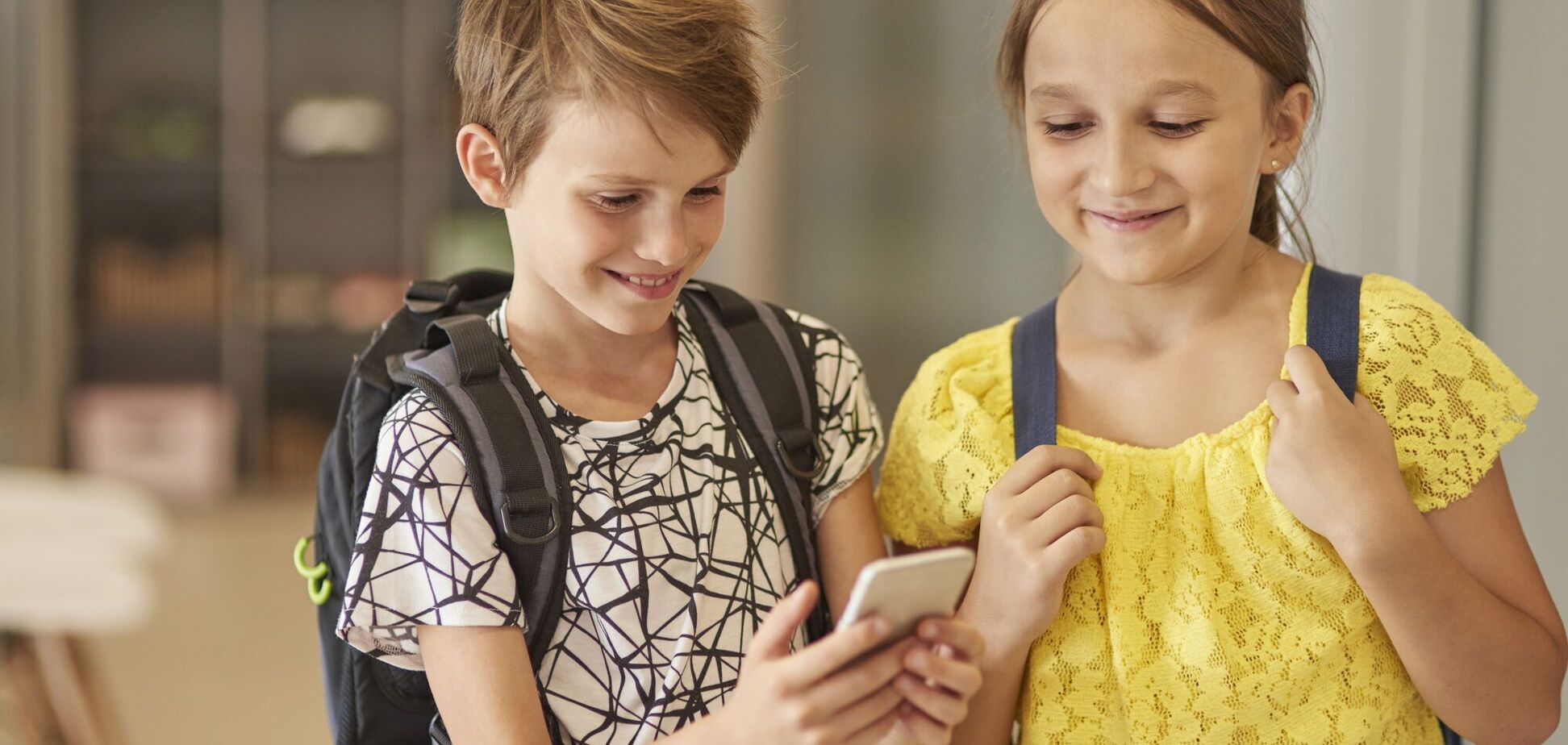 'Розумний без телефону'. Кожна пʼята школа в Німеччині заборонила користуватися ґаджетами під час навчання