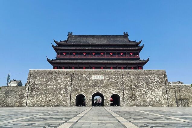 Каміння падало прямо на туристів: у Китаї після реставрації обвалився дах старовинної вежі. Відео