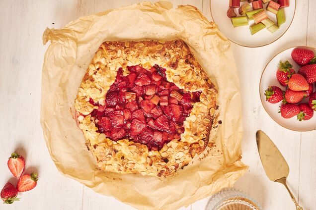 Хрустящая галета с ревенем и клубникой: как приготовить простой сезонный десерт