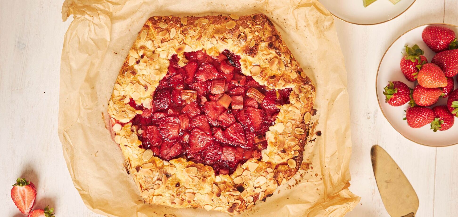 Хрустящая галета с ревенем и клубникой: как приготовить простой сезонный десерт