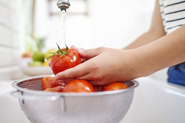 Що потрібно зробити з овочами та фруктами перед тим, як давати дитині: відповідь експертки