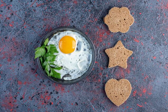 Как приготовить идеальную яичницу за две минуты без сковородки