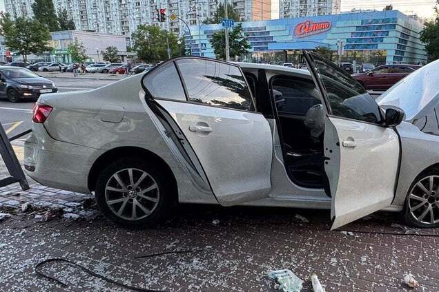 В Киеве на Оболони автомобиль протаранил остановку общественного транспорта: что известно о последствиях. Фото и видео