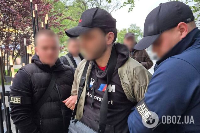 В Киеве разоблачили владельца барбершопа, который организовал схему переправки уклонистов за границу. Подробности и фото