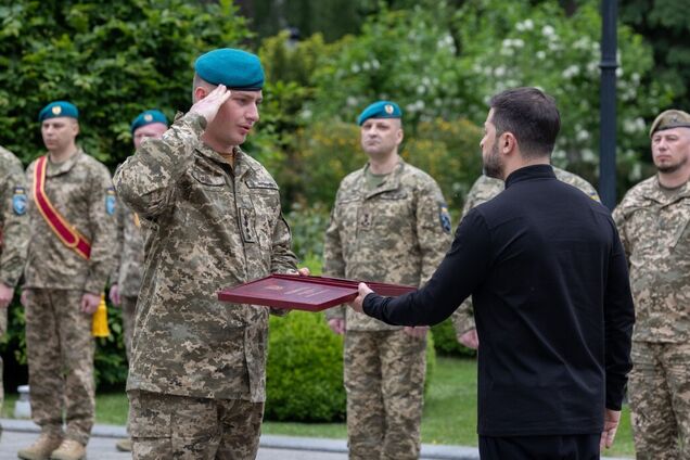'Завжди там, де найскладніше': Зеленський привітав морських піхотинців і вручив державні нагороди. Фото й відео