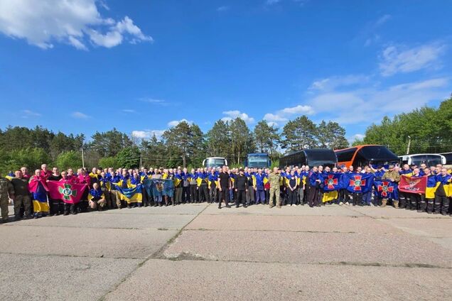 Україна та Росія провели найбільший обмін полоненими: додому повернулися 390 українців. Фото й відео