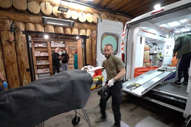 'Один із найбільш приголомшливих винаходів': The Sun показало підземний шпиталь 'Сталевого фронту' на передовій