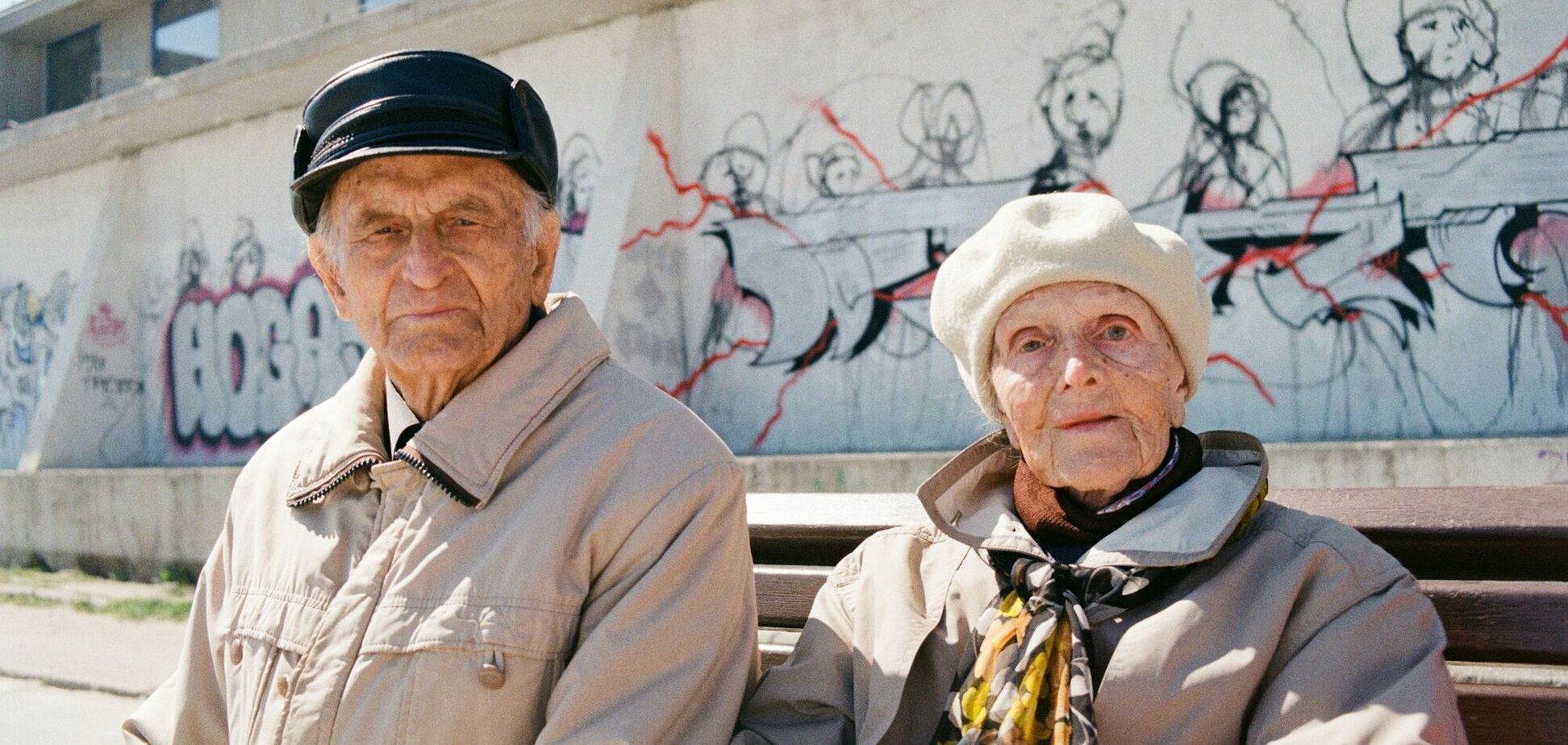 Иллюстрация - мужчина и пожилая женщина сидят на скамейке