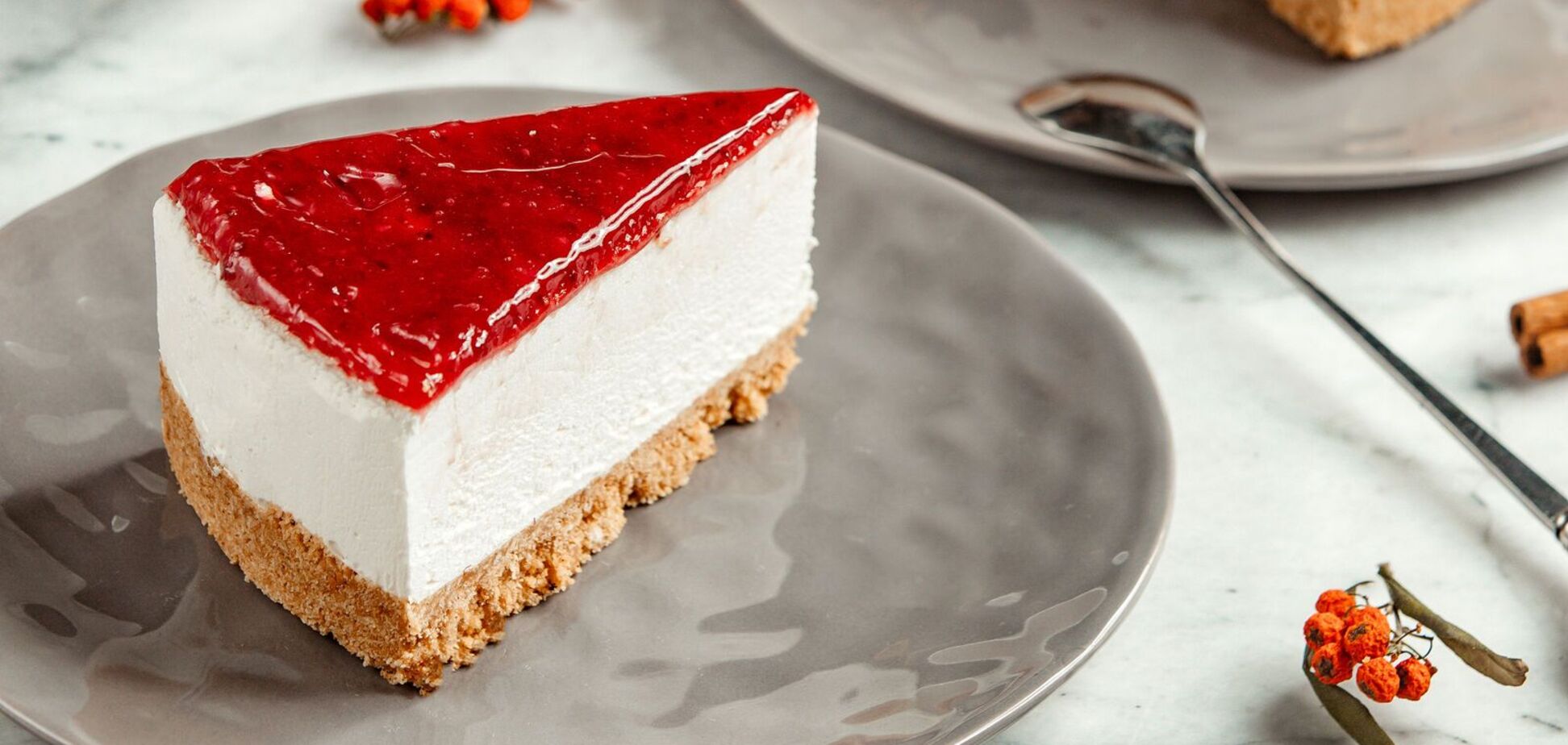 Вишуканий полуничний чізкейк на хрусткій основі: кращий за будь-які бісквітні торти