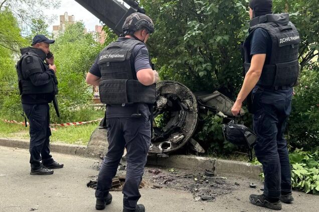 В Киеве на Оболони во двор многоэтажки упал обломок российской ракеты. Фото