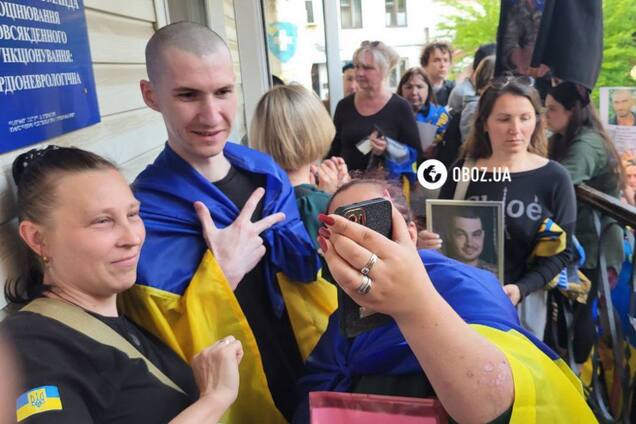 У нього немає родичів, лише побратими: зворушлива історія звільненого з полону морпіха. Відео