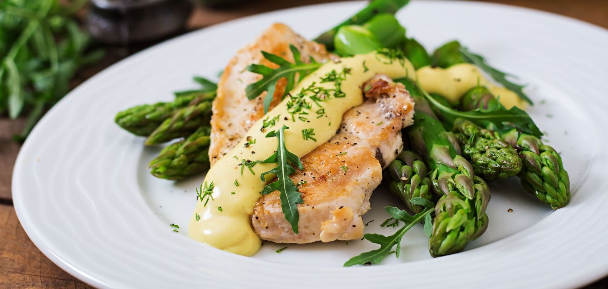 Додайте ці інгредієнти до курячого філе, і воно точно не буде сухим: рецепт страви для обіду