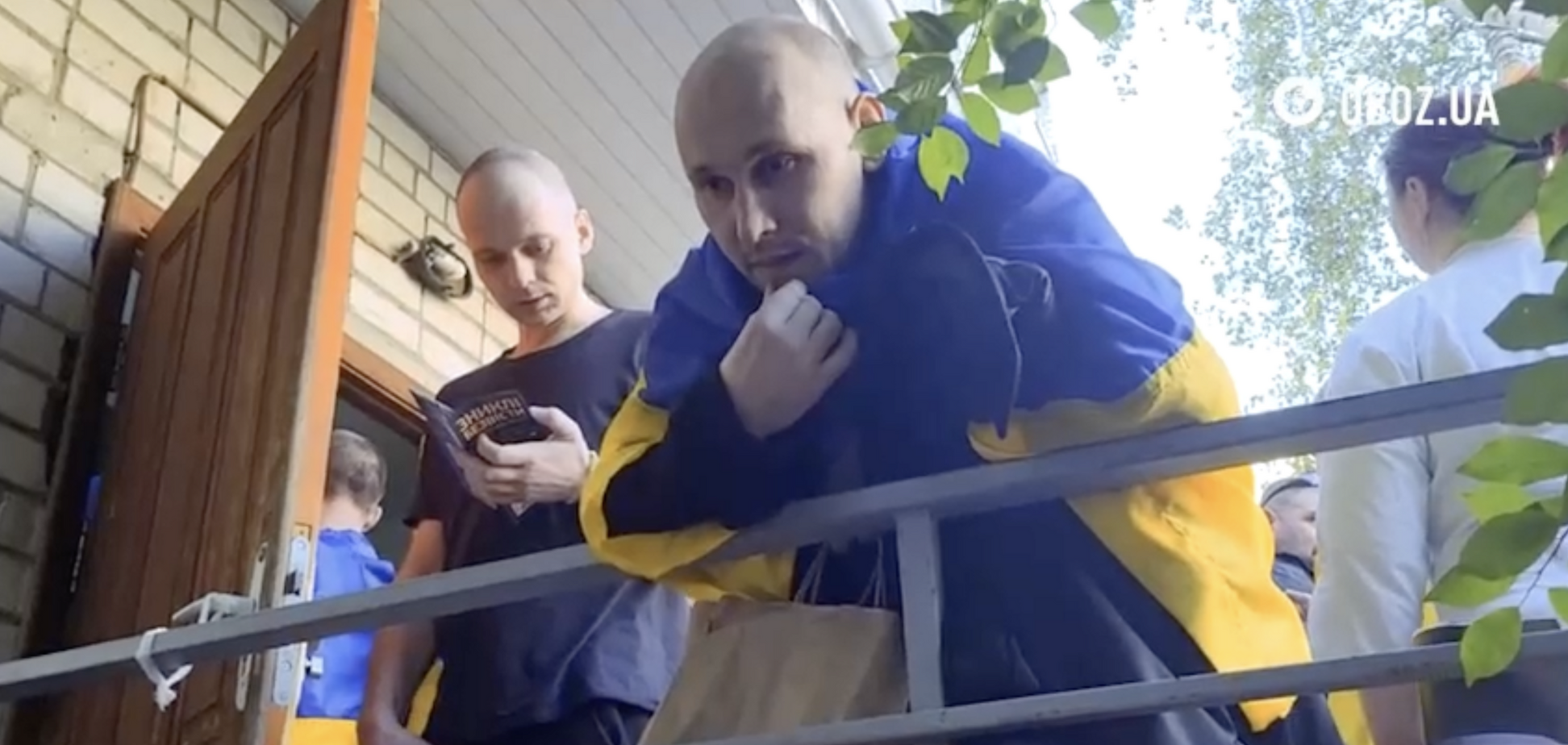 'Він був зі мною... Живий, здоровий': звільнений з полону військовий поспілкувався з родичами свого побратима. Відео