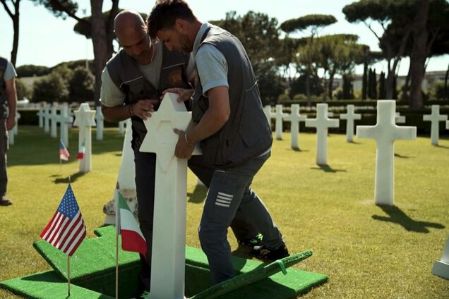 Виправили помилку 80-річної давнини: на військовому кладовищі в Італії з могил солдатів-євреїв прибрали хрести. Відео