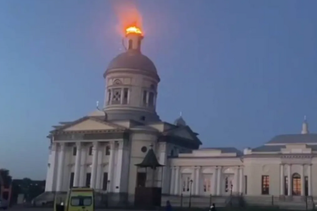 Россияне посетовали, что дрон попал в их собор: загорелся купол