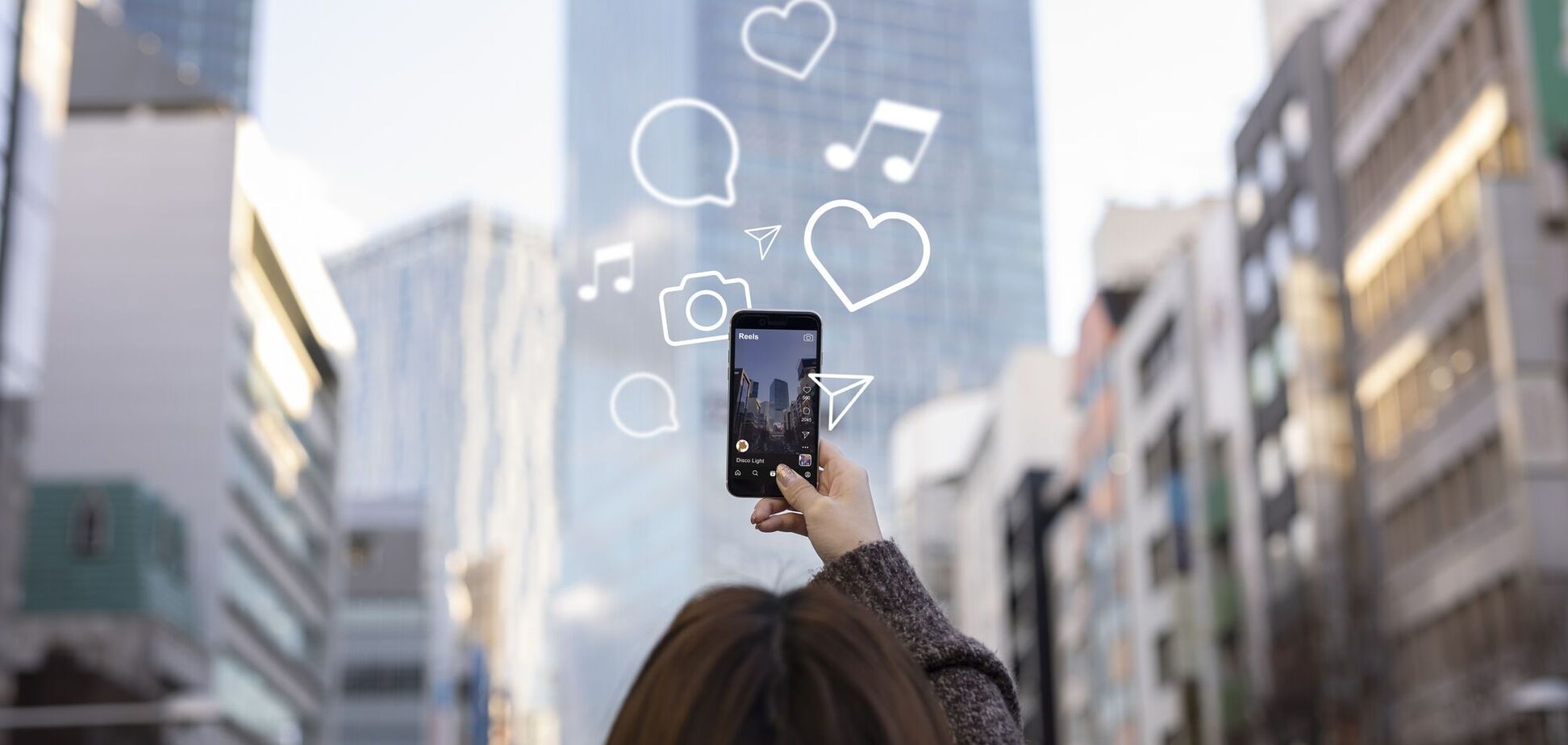 Современные подростки получают большинство советов и навыков из соцсетей – исследование