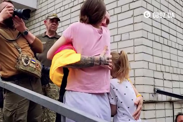 'Ти витримав!' Дружина та дочка зі сльозами та обіймами зустріли захисника України з полону. Відео