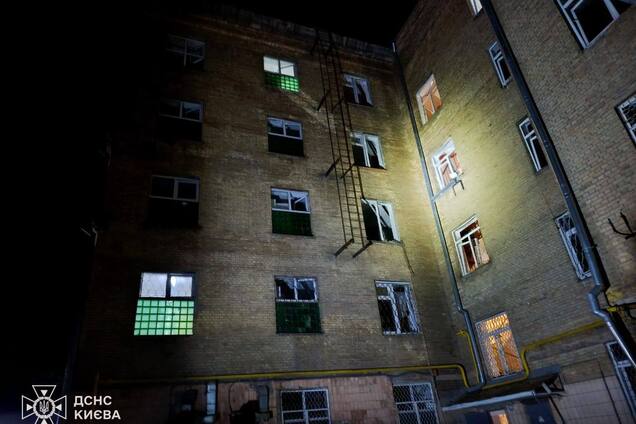 В столичный лицей на Оболони пришла беда: из-за атаки РФ сгорела квартира девочки, которая переехала из Мариуполя. Фото