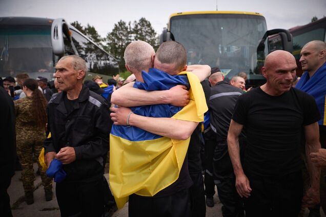 Украина вернула домой еще 303 пленных: все детали, фото и видео с третьего этапа обмена