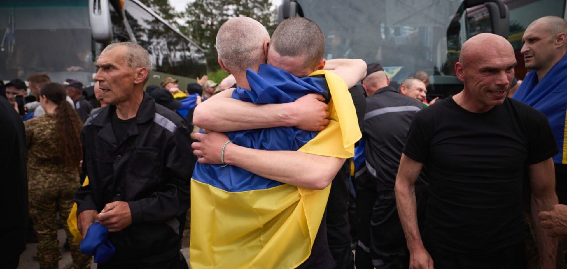 Украина вернула домой еще 303 пленных: все детали, фото и видео с третьего этапа обмена