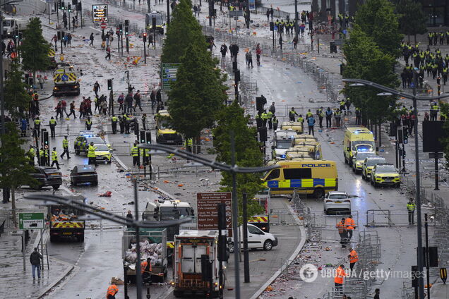 В Ливерпуле автомобиль протаранил толпу футбольных болельщиков: пострадали десятки людей, среди них дети. Видео
