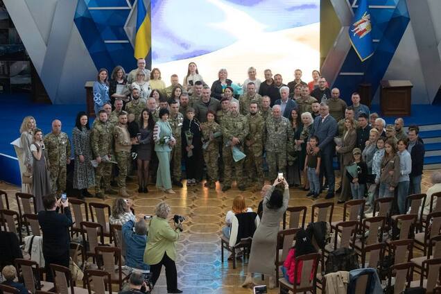 Кличко нагородив військових та волонтерів до Дня Героїв України. Фото