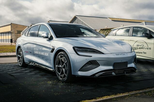 Иллюстрация - авто BYD Song Plus на выставке