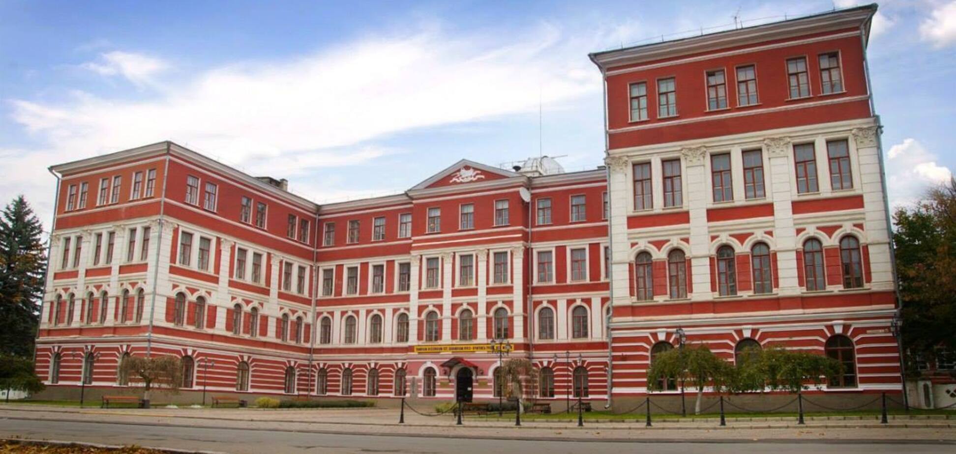 Выпускники, студенты и преподаватели обратились к правительству из-за присоединения Каменец-Подольского национального университета к другому вузу. Петиция