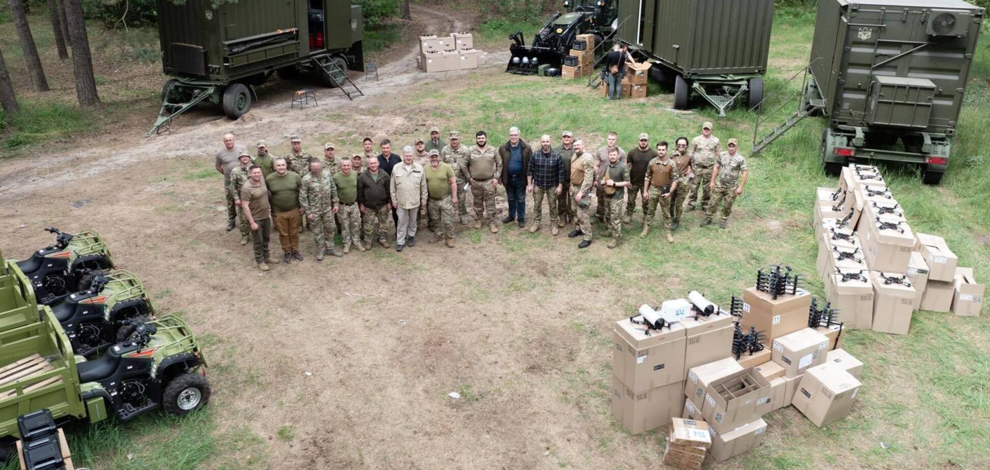 Продолжаем подставлять плечо боевым подразделениям: Порошенко на Сумщине передал дроны и технику в 12 бригад