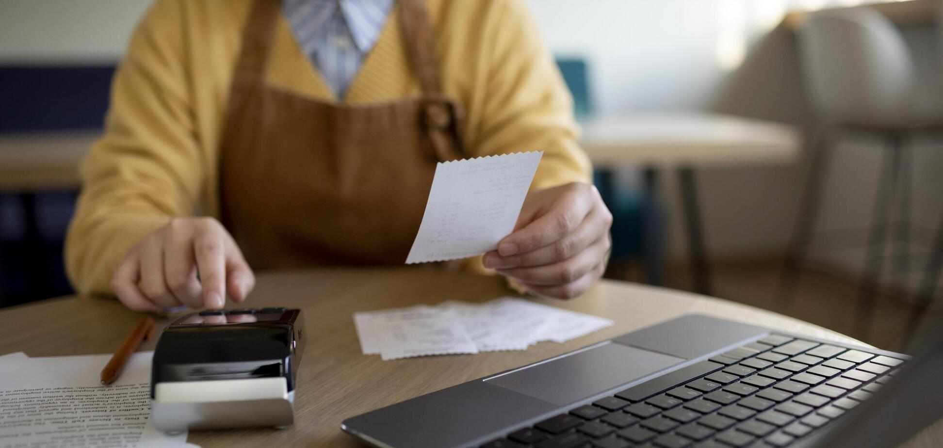 Иллюстрация - женщина оплачивает коммунальные счета в интернете