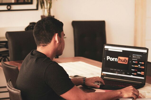 Иллюстрация - мужчина рассматривает логотип Pornhub