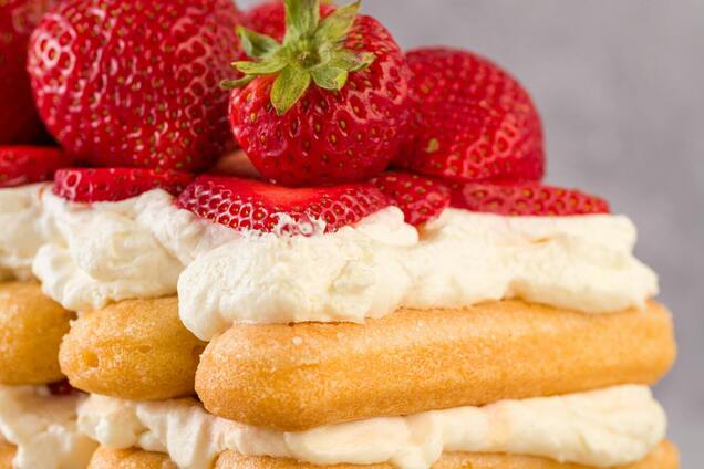 Смачніше, ніж будь-який торт: ніжний полуничний десерт із печива савоярді та з повітряним кремом