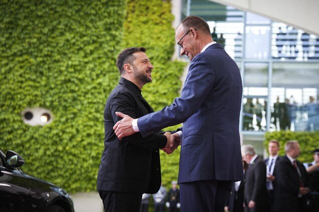 Иллюстрация - Владимир Зеленский жмет руку Фридриху Мерцу