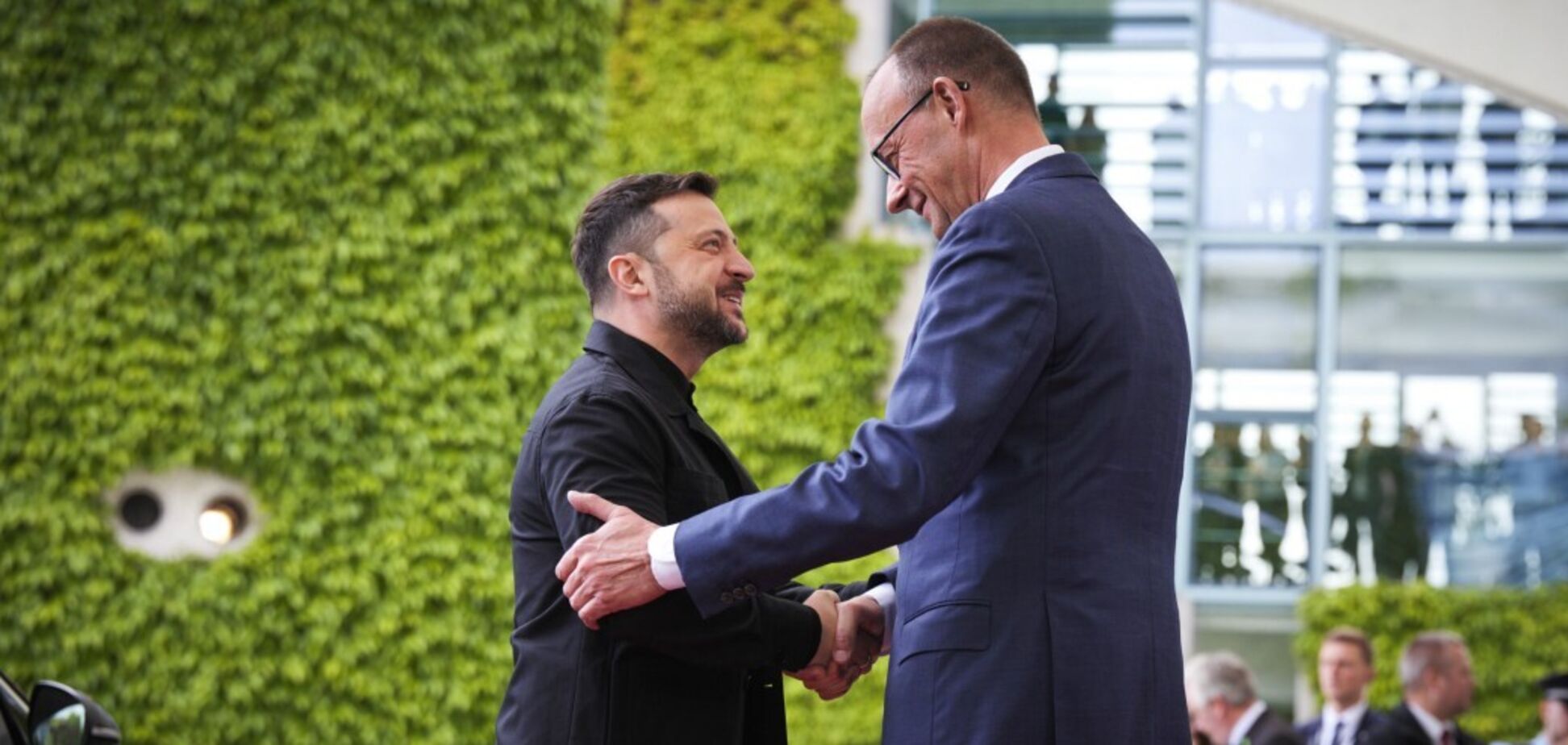 Иллюстрация - Владимир Зеленский жмет руку Фридриху Мерцу
