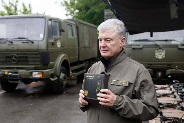 'Мы прикрутим сюда еще кое-что, но это пока секрет': Порошенко привез на фронт новые детекторы дронов 'Аспирин'