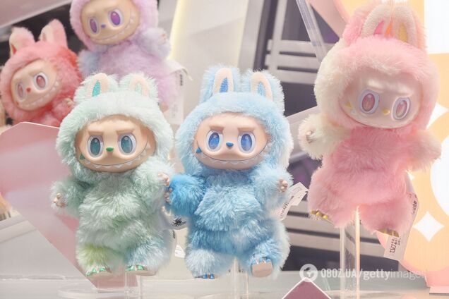 'Тільки звикла до Таба-лапок, а вже з'явились якісь Лабубу': вчителька розсмішила мережу дописом про іграшки учнів