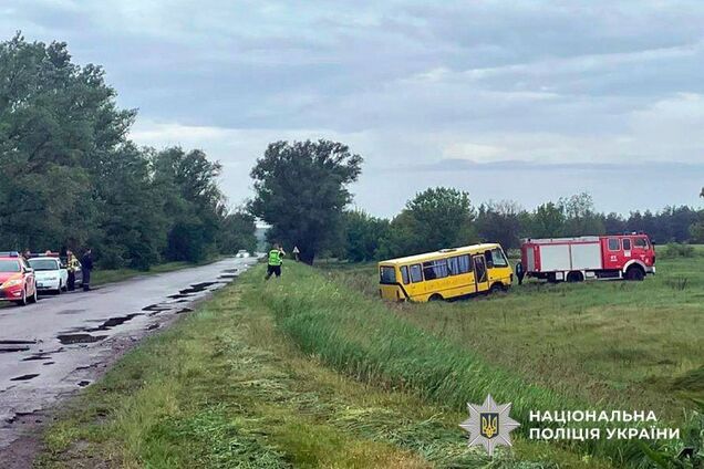 На Полтавщине школьный автобус вылетел в кювет: пострадали трое детей. Фото