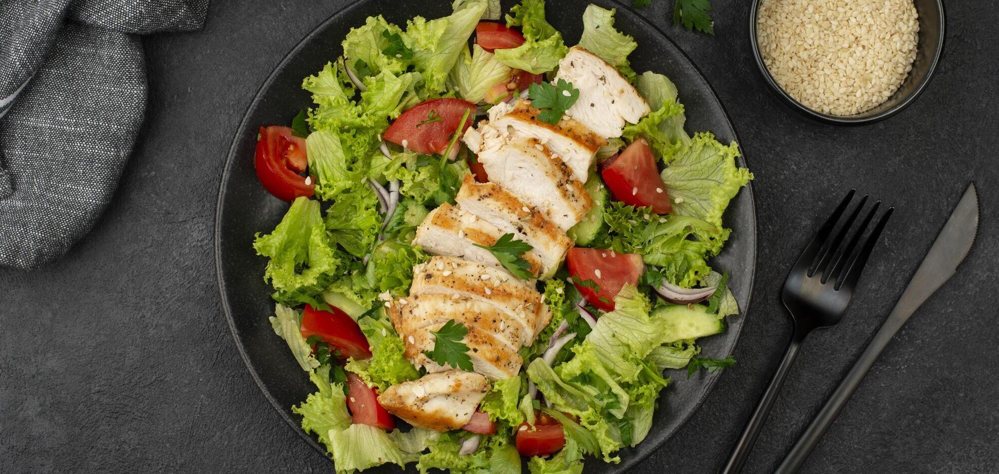 Який смачний салат приготувати на обід: цікавий рецепт з куркою та яблуком