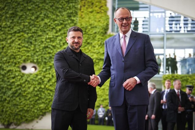 'Никто не стремится к миру больше, чем Украина': Зеленский и Мерц после встречи в Берлине выступили с рядом заявлений об обороне и давлении на Россию. Видео