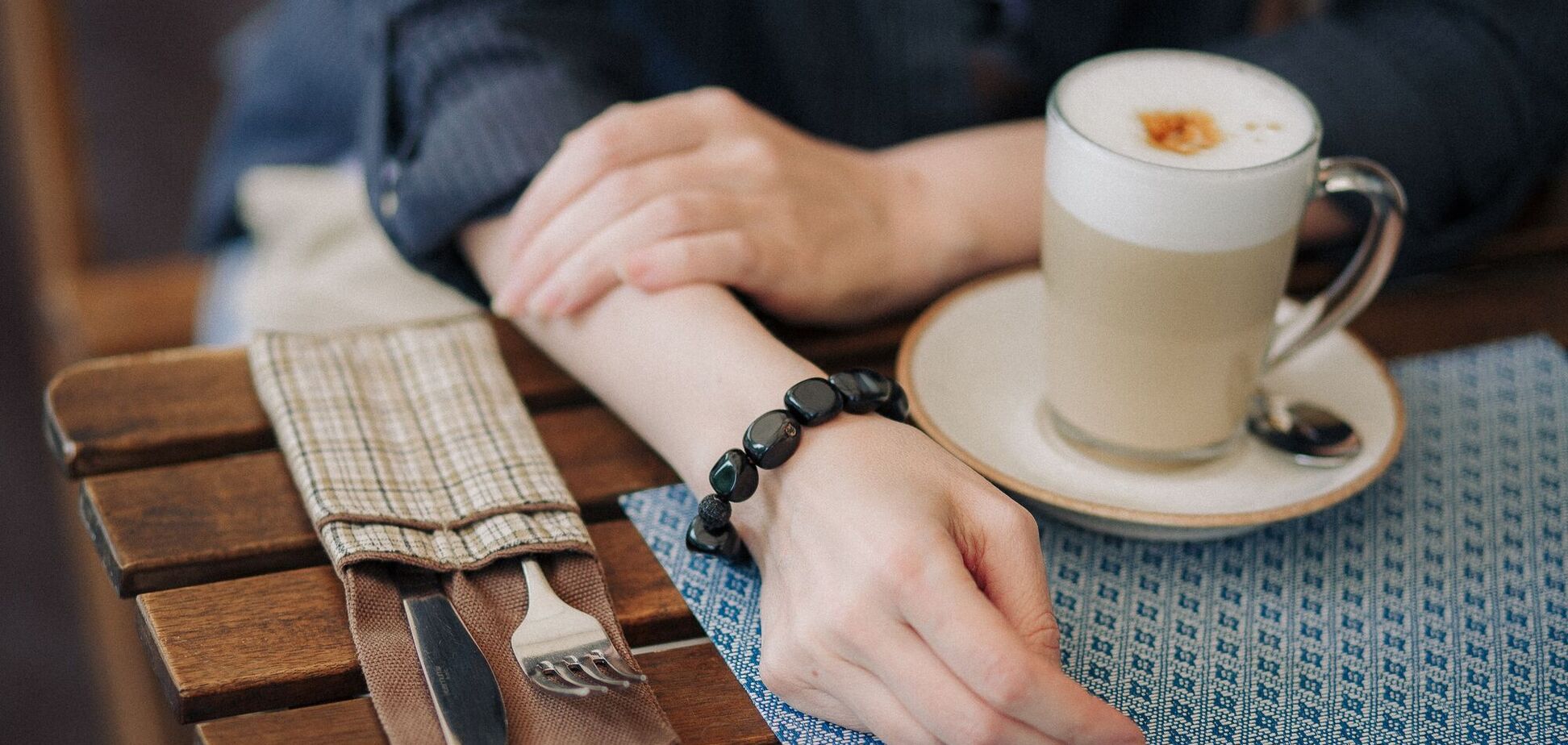 Ілюстрація - жінка сидить за столом, на якому стоїть чашка кави