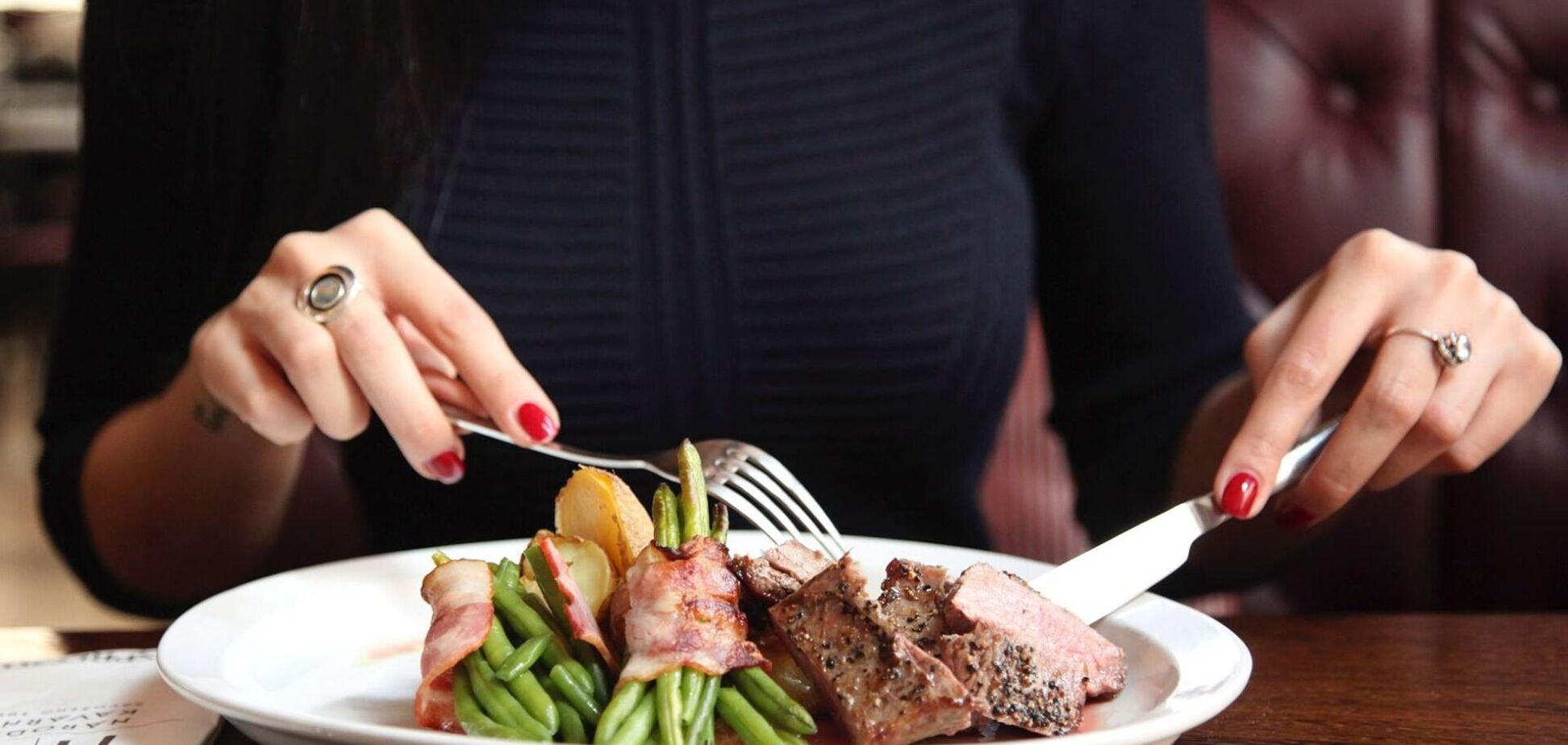 Експертка з етикету назвала продукти, які ніколи не слід їсти в присутності колег: є кілька причин