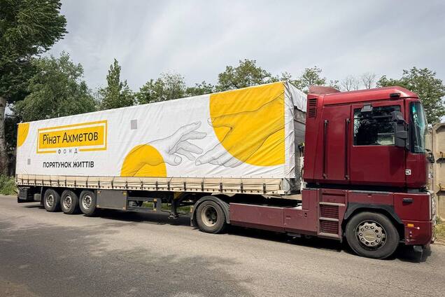 В Днепр отправили помощь для переселенцев из Кураховской громады от Фонда Рината Ахметова