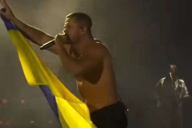 Фронтмен Imagine Dragons на концерті підняв прапор України: так виглядає справжня підтримка