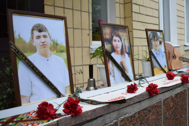 Прийшли сотні людей: на Житомирщині попрощалися з трьома дітьми, яких Росія вбила ракетним ударом. Фото і відео