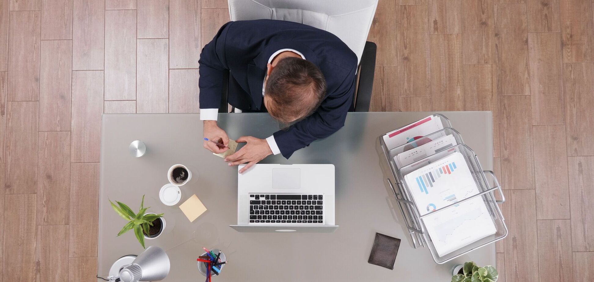 Иллюстрация - бизмесмен работает за ноутбуком