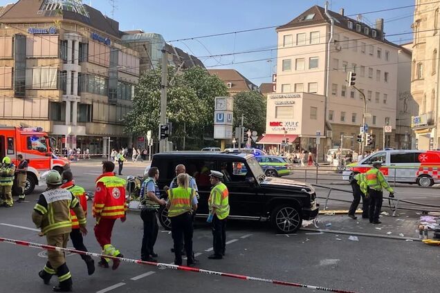 В немецком Штутгарте автомобиль въехал в группу людей: среди пострадавших – женщина с детской коляской. Фото