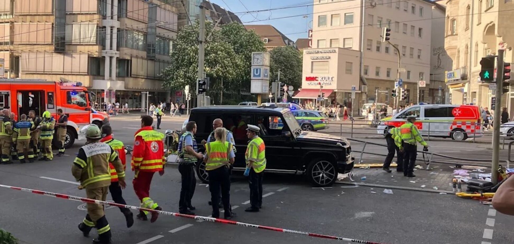 В немецком Штутгарте автомобиль въехал в группу людей: среди пострадавших – женщина с детской коляской. Фото