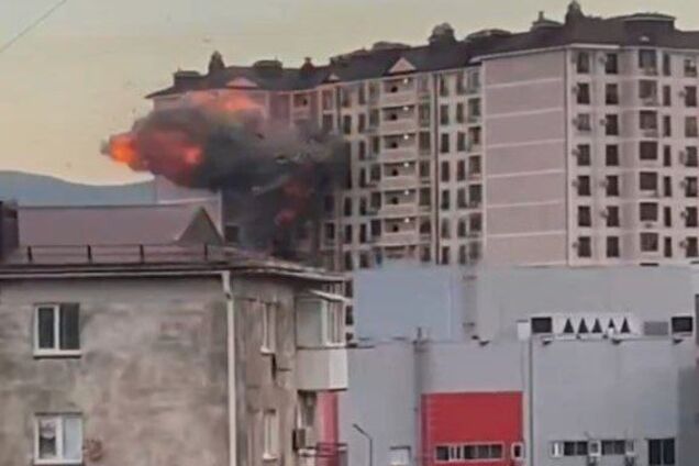 В Новороссийске РФ сбитые ПВО беспилотники врезались в жилые дома: моменты прилета показали на фото и видео