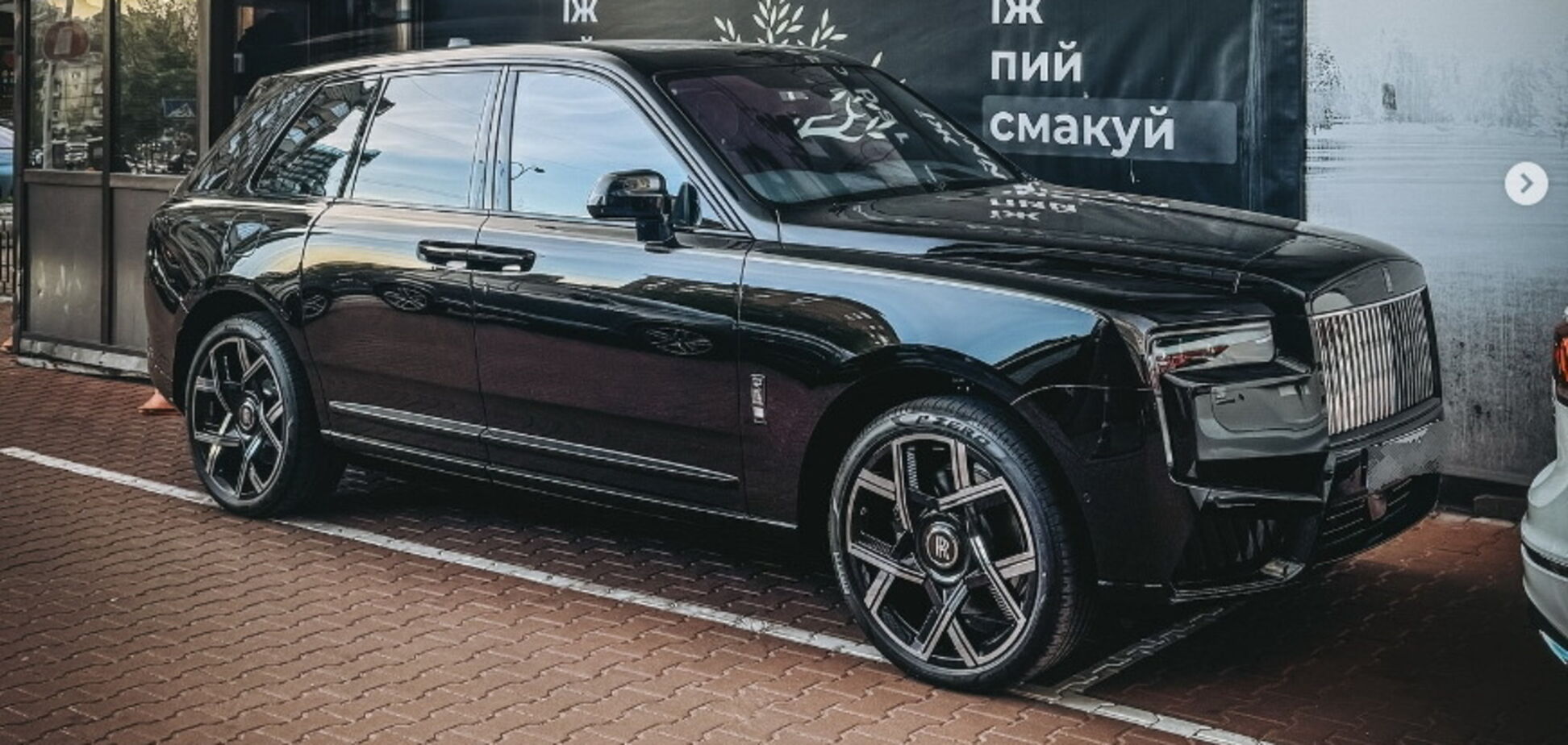 В центре Киева был замечен эксклюзивный Rolls-Royce Cullinan 2025. Подробности и фото
