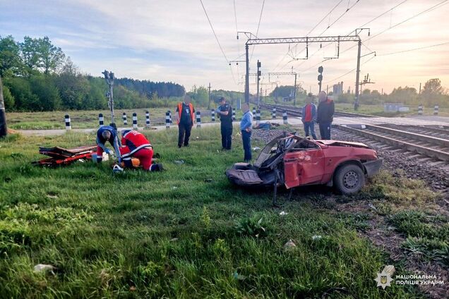 На Рівненщині пасажирський потяг наїхав на авто: є загиблі. Фото